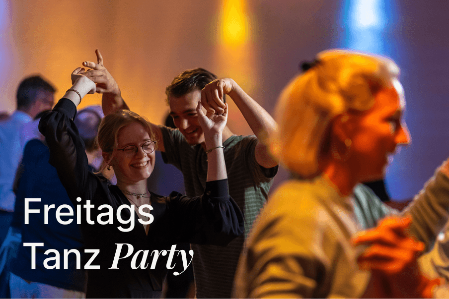 junge Paare tanzen ausgelassen in einem farbig beleuchteten Raum bei einer Freitagstanzparty