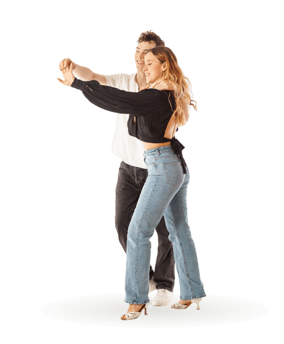 Junges Paar tanzt eng nebeneinander Frau trägt schwarze Bluse und blaue Jeans Herr weiße Hemd und schwarze Hose