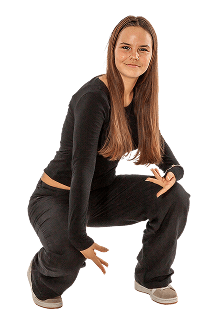 Junge Frau mit langen braunen Haaren in schwarzer Freizeitkleidung in Hockposition vor weißem Hintergrund