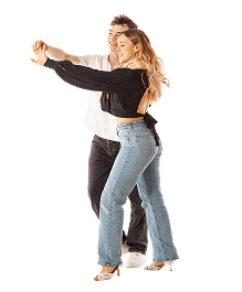 Paar tanzt gemeinsam, Frau trägt schwarze Bluse und Jeans, Mann trägt weißes Hemd und schwarze Hose