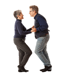 Älteres Paar hält Händchen und tanzt fröhlich vor schwarzem Hintergrund