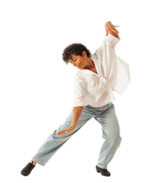 Frau in weißer Bluse und blauen Jeans tanzt dynamisch vor weißem Hintergrund